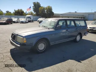 1993 Volvo 240 z VIN YV1AW8311P1955233, wystawiony jako Copart lot #76514004 z przebiegiem 216 723 mil mil oraz Szkody całkowita. Historia ofert i sprzedaży dostępna na DreamBid. Obrazek 1.