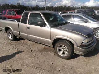 2000 Chevrolet S-10 LS with VIN 1GCCS19W8Y8256825, listed as a IAAI auction lot 41135797 with 215,193 mi miles. Bid and sale history available at carsss.com. Image 1.