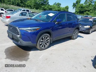 2022 Toyota Corolla Cross XLE z VIN 7MUDAABG4NV004836, wystawiony jako IAAI lot #42546573 z przebiegiem 23 821 mil mil oraz . Historia ofert i sprzedaży dostępna na DreamBid. Obrazek 19.