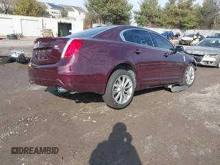 2011 Lincoln MKS EcoBoost z VIN 1LNHL9FT2BG611671, wystawiony jako IAAI lot #41468209 z przebiegiem 31 652 mil mil oraz . Historia ofert i sprzedaży dostępna na DreamBid. Obrazek 4.