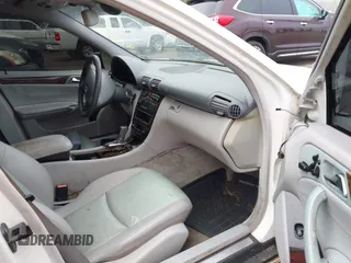 2003 Mercedes-Benz C 320 z VIN WDBRF84J43F414101, wystawiony jako IAAI lot #42385841 z przebiegiem Nie podano mil oraz . Historia ofert i sprzedaży dostępna na DreamBid. Obrazek 5.