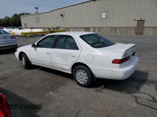 1997 Toyota Camry LE z VIN 4T1BG22KXVU163880, wystawiony jako Copart lot #56741295 z przebiegiem 132 863 mil mil oraz Szkody całkowita. Historia ofert i sprzedaży dostępna na DreamBid. Obrazek 2.