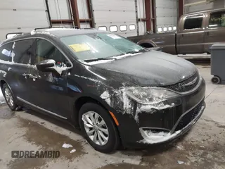 2019 Chrysler Pacifica Touring L z VIN 2C4RC1BG9KR666183, wystawiony jako IAAI lot #41072903 z przebiegiem 152 320 mil mil oraz . Historia ofert i sprzedaży dostępna na DreamBid. Obrazek 1.
