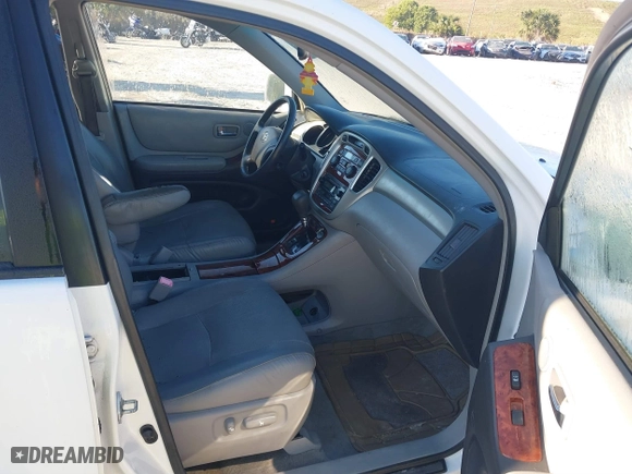2005 Toyota Highlander with VIN JTEDP21A750067035, listed as a IAAI auction lot 41741920 with 343,338 mi miles. Bid and sale history available at carsss.com. Image 5.