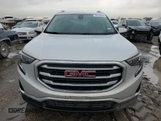 2020 GMC Terrain SLT z VIN 3GKALPEXXLL237407, wystawiony jako Copart lot #50748645 z przebiegiem 83 740 mil mil oraz Czysty tytuł • Clean title. Historia ofert i sprzedaży dostępna na DreamBid. Obrazek 5.