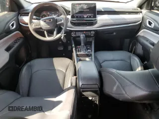 2023 Jeep Compass Latitude Lux z VIN 3C4NJDFNXPT522385, wystawiony jako Copart lot #57990555 z przebiegiem 28 159 mil mil oraz Szkoda całkowita • Salvage title. Historia ofert i sprzedaży dostępna na DreamBid. Obrazek 8.