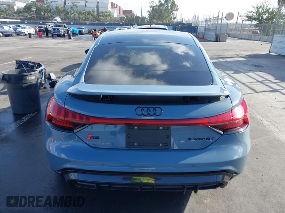2023 Audi RS e-tron GT z VIN WAUBHBFWXP7903277, wystawiony jako IAAI lot #41098544 z przebiegiem 5781 mil mil oraz . Historia ofert i sprzedaży dostępna na DreamBid. Obrazek 16.