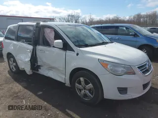 2011 Volkswagen Routan SE z VIN 2V4RW3DG9BR717557, wystawiony jako IAAI lot #41923050 z przebiegiem 155 797 mil mil oraz . Historia ofert i sprzedaży dostępna na DreamBid. Obrazek 1.