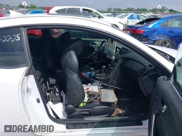 2016 Hyundai Genesis Coupe Ultimate z VIN KMHHU6KJ6GU133523, wystawiony jako IAAI lot #42174363 z przebiegiem Nie podano mil oraz . Historia ofert i sprzedaży dostępna na DreamBid. Obrazek 5.