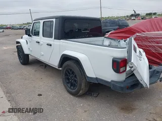 2023 Jeep Gladiator Overland z VIN 1C6HJTFG7PL566484, wystawiony jako IAAI lot #42424428 z przebiegiem 52 057 mil mil oraz . Historia ofert i sprzedaży dostępna na DreamBid. Obrazek 3.