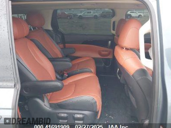 2025 Kia Carnival SX Prestige with VIN KNDNE5K32S6453595, listed as a IAAI auction lot 41691909 with 6,376 mi miles and . Bid and sale history available at carsss.com. Image 8.