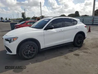 2019 Alfa Romeo Stelvio z VIN ZASPAJAN4K7C45347, wystawiony jako Copart lot #52008785 z przebiegiem 51 244 mil mil oraz Nie do naprawy. Historia ofert i sprzedaży dostępna na DreamBid. Obrazek 1.