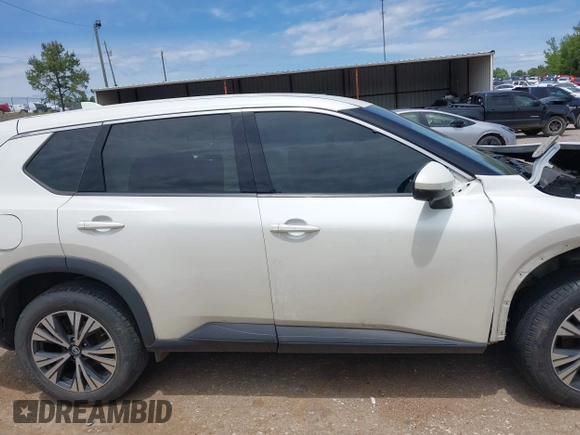 2021 Nissan Rogue SV z VIN 5N1AT3BB7MC725557, wystawiony jako IAAI lot #42172629 z przebiegiem 105 460 mil mil oraz . Historia ofert i sprzedaży dostępna na DreamBid. Obrazek 14.