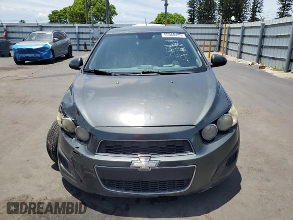 2013 Chevrolet Sonic LS z VIN 1G1JA6SH2D4136905, wystawiony jako Copart lot #55980485 z przebiegiem 176 857 mil mil oraz Nie do naprawy • Non repairable. Historia ofert i sprzedaży dostępna na DreamBid. Obrazek 5.