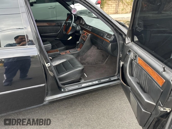 1994 Mercedes-Benz 400 E z VIN WDBEA34E6RC103296, wystawiony jako Copart lot #51020195 z przebiegiem 186 132 mil mil oraz Tytuł czysty. Historia ofert i sprzedaży dostępna na DreamBid. Obrazek 5.