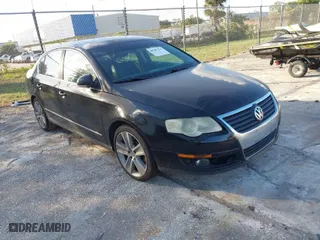 2010 Volkswagen Passat Sedan Komfort with VIN WVWJM7AN9AE083525, listed as a IAAI auction lot 40787153 with 136,653 mi miles. Bid and sale history available at carsss.com. Image 1.