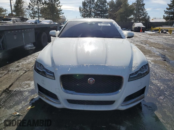 2016 Jaguar XF 35t Premium z VIN SAJBD4BV5GCY10327, wystawiony jako Copart lot #45133085 z przebiegiem 74 860 mil mil oraz Szkoda całkowita • Salvage title. Historia ofert i sprzedaży dostępna na DreamBid. Obrazek 5.