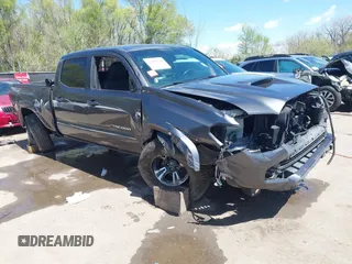 2018 Toyota Tacoma SR5 z VIN 3TMDZ5BN0JM051283, wystawiony jako IAAI lot #42008928 z przebiegiem 106 155 mil mil oraz . Historia ofert i sprzedaży dostępna na DreamBid. Obrazek 1.