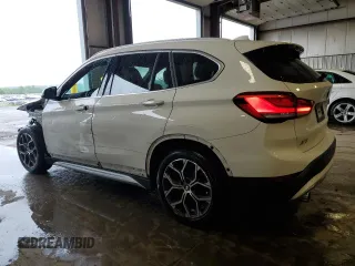 2020 BMW X1 xDrive28i z VIN WBXJG9C09L5P27695, wystawiony jako Copart lot #57039795 z przebiegiem 53 242 mil mil oraz Szkoda całkowita • Salvage title. Historia ofert i sprzedaży dostępna na DreamBid. Obrazek 2.