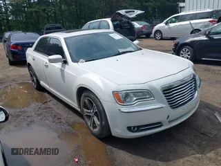 2014 Chrysler 300 z VIN 2C3CCAAG1EH305777, wystawiony jako IAAI lot #42467410 z przebiegiem 135 001 mil mil oraz . Historia ofert i sprzedaży dostępna na DreamBid. Obrazek 1.