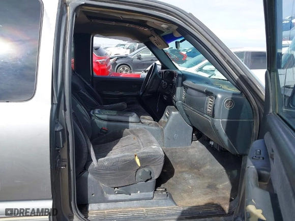2000 Chevrolet Silverado 1500 LS with VIN 2GCEC19T8Y1134321, listed as a IAAI auction lot 41382090 with 1 mi miles. Bid and sale history available at carsss.com. Image 5.