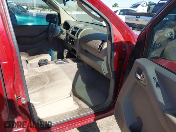 2008 Nissan Frontier SE z VIN 1N6AD07UX8C445256, wystawiony jako IAAI lot #42268253 z przebiegiem 174 692 mil mil oraz . Historia ofert i sprzedaży dostępna na DreamBid. Obrazek 5.