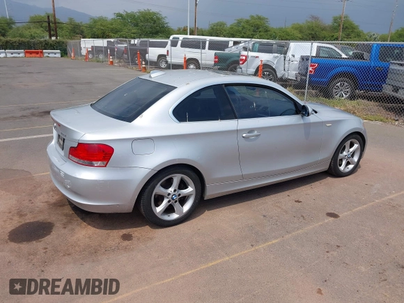 2009 BMW 1 Series 128i z VIN WBAUP73549VK75378, wystawiony jako IAAI lot #41872843 z przebiegiem 77 985 mil mil oraz . Historia ofert i sprzedaży dostępna na DreamBid. Obrazek 4.