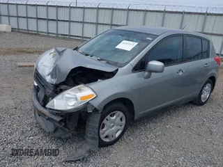 2011 Nissan Versa S z VIN 3N1BC1CP3BL360225, wystawiony jako IAAI lot #42213373 z przebiegiem 250 766 mil mil oraz . Historia ofert i sprzedaży dostępna na DreamBid. Obrazek 2.