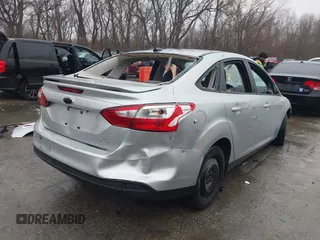 2013 Ford Focus SE z VIN 1FADP3F28DL107069, wystawiony jako IAAI lot #41412256 z przebiegiem 160 727 mil mil oraz . Historia ofert i sprzedaży dostępna na DreamBid. Obrazek 4.