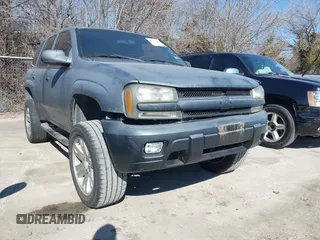 2004 Chevrolet TrailBlazer LS with VIN 1GNDT13S542140462, listed as a IAAI auction lot 41373253 with 176,174 mi miles. Bid and sale history available at carsss.com. Image 1.