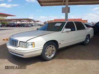 1999 Cadillac DeVille z VIN 1G6KD54YXXU794294, wystawiony jako IAAI lot #42141931 z przebiegiem 161 408 mil mil oraz . Historia ofert i sprzedaży dostępna na DreamBid. Obrazek 2.