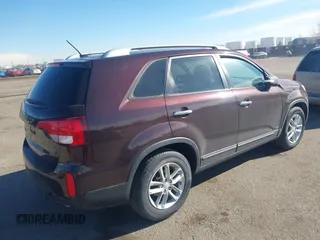 2015 Kia Sorento LX with VIN 5XYKTDA76FG602908, listed as a IAAI auction lot 41501885 with 181,047 mi miles. Bid and sale history available at carsss.com. Image 4.
