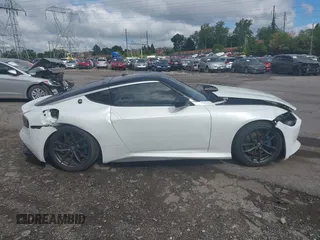 2023 Nissan Z Performance с VIN JN1BZ4BH4PM311977, выставлен на аукционе IAAI как лот 39732107 с пробегом 1 020 миль миль и . История ставок и продаж доступна на DreamBid. Изображение 13.