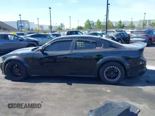 2019 Dodge Charger SRT Hellcat z VIN 2C3CDXL91KH749445, wystawiony jako IAAI lot #42300340 z przebiegiem 68 224 mil mil oraz . Historia ofert i sprzedaży dostępna na DreamBid. Obrazek 15.