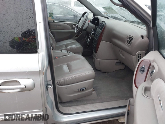 2001 Chrysler Town & Country Limited with VIN 2C8GP64L11R369621, listed as a IAAI auction lot 41952375 with 186,780 mi miles. Bid and sale history available at carsss.com. Image 5.