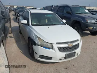 2014 Chevrolet Cruze 2LT z VIN 1G1PE5SB2E7409023, wystawiony jako IAAI lot #41812365 z przebiegiem 202 373 mil mil oraz . Historia ofert i sprzedaży dostępna na DreamBid. Obrazek 1.