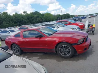 2012 Ford Mustang Premium z VIN 1ZVBP8AM2C5205750, wystawiony jako IAAI lot #42553306 z przebiegiem Nie podano mil oraz . Historia ofert i sprzedaży dostępna na DreamBid. Obrazek 13.