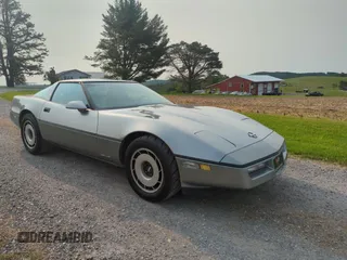 1984 Chevrolet Corvette z VIN 1G1AY0784E5112599, wystawiony jako Copart lot #59664505 z przebiegiem 59 713 mil mil oraz Czysty tytuł • Clean title. Historia ofert i sprzedaży dostępna na DreamBid. Obrazek 1.