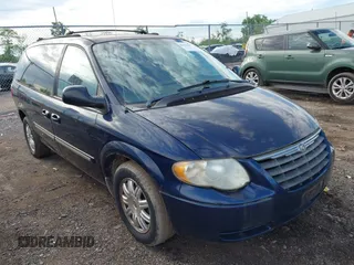 2005 Chrysler Town & Country Touring z VIN 2C4GP54L15R494264, wystawiony jako IAAI lot #42235397 z przebiegiem 177 069 mil mil oraz . Historia ofert i sprzedaży dostępna na DreamBid. Obrazek 1.