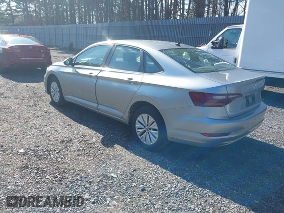 2019 Volkswagen Jetta S z VIN 3VWC57BUXKM242671, wystawiony jako IAAI lot #41813164 z przebiegiem 100 642 mil mil oraz . Historia ofert i sprzedaży dostępna na DreamBid. Obrazek 3.