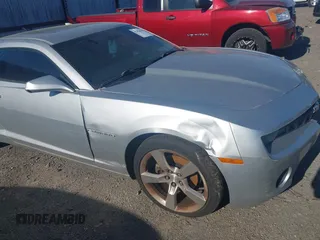 2010 Chevrolet Camaro 1LT z VIN 2G1FB1EV1A9167966, wystawiony jako IAAI lot #42014509 z przebiegiem 213 321 mil mil oraz . Historia ofert i sprzedaży dostępna na DreamBid. Obrazek 17.