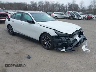 2024 BMW i5 M60 z VIN WBY43FK07RCP53740, wystawiony jako IAAI lot #41639714 z przebiegiem 1819 mil mil oraz . Historia ofert i sprzedaży dostępna na DreamBid. Obrazek 1.