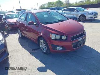 2014 Chevrolet Sonic LT z VIN 1G1JC5SH8E4153469, wystawiony jako IAAI lot #42181776 z przebiegiem 80 435 mil mil oraz . Historia ofert i sprzedaży dostępna na DreamBid. Obrazek 1.