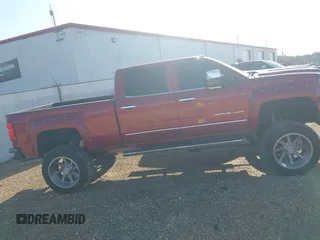 2018 GMC Sierra 2500HD Denali z VIN 1GT12UEY6JF272619, wystawiony jako IAAI lot #41743216 z przebiegiem 165 231 mil mil oraz . Historia ofert i sprzedaży dostępna na DreamBid. Obrazek 13.
