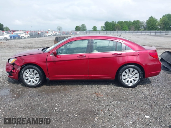 2013 Chrysler 200 LX z VIN 1C3CCBAG2DN767549, wystawiony jako IAAI lot #42081076 z przebiegiem 121 759 mil mil oraz . Historia ofert i sprzedaży dostępna na DreamBid. Obrazek 14.