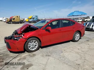 2025 Toyota Camry LE z VIN 4T1DAACK8SU045535, wystawiony jako Copart lot #54180365 z przebiegiem 3 818 mil mil oraz Szkoda całkowita • Salvage title. Historia ofert i sprzedaży dostępna na DreamBid. Obrazek 1.