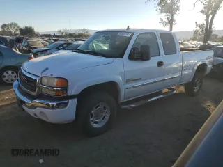2006 GMC Sierra 2500HD SLT z VIN 1GTHK29D26E234425, wystawiony jako Copart lot #83486764 z przebiegiem 222 794 mil mil oraz Czysty tytuł • Clean title. Historia ofert i sprzedaży dostępna na DreamBid. Obrazek 1.
