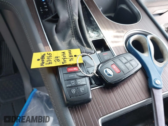 2024 Toyota Sienna XLE z VIN 5TDJSKFC9RS111099, wystawiony jako IAAI lot #42061708 z przebiegiem 15 741 mil mil oraz . Historia ofert i sprzedaży dostępna na DreamBid. Obrazek 11.