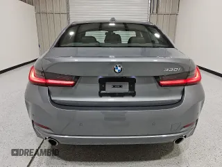 2024 BMW 3 Series 330i z VIN 3MW69FF03R8E05831, wystawiony jako Copart lot #59636535 z przebiegiem 37 718 mil mil oraz Czysty tytuł • Clean title. Historia ofert i sprzedaży dostępna na DreamBid. Obrazek 6.