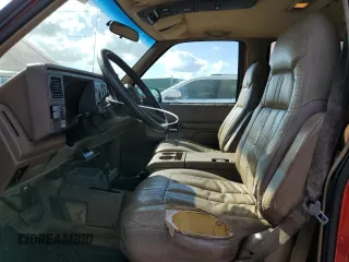 1993 GMC Suburban z VIN 1GKFK16K2PJ718788, wystawiony jako Copart lot #77080724 z przebiegiem 227 320 mil mil oraz Szkoda całkowita • Salvage title. Historia ofert i sprzedaży dostępna na DreamBid. Obrazek 7.
